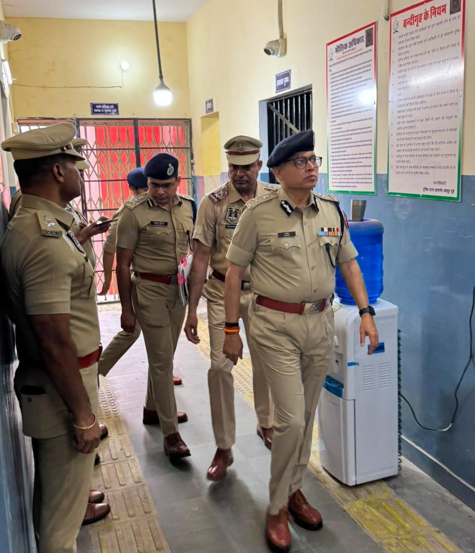 गोद लिए सांगानेर थाने की समीक्षा, डीजीपी ने अपराध नियंत्रण, गुणवत्तापूर्ण अनुसंधान और सामुदायिक पुलिसिंग को मजबूत करने के दिए निर्देश गोद लिए सांगानेर थाने की समीक्षा, डीजीपी ने अपराध नियंत्रण, गुणवत्तापूर्ण अनुसंधान और सामुदायिक पुलिसिंग को मजबूत करने के दिए निर्देश