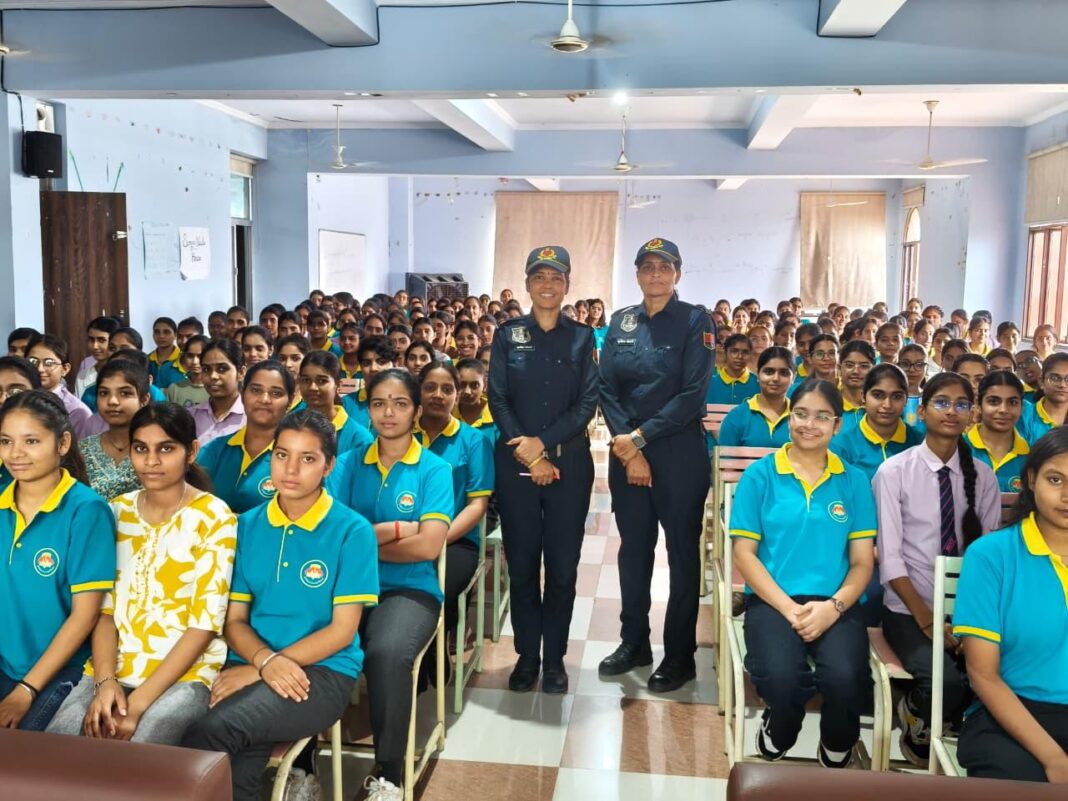 मेहता कॉलेज की 450 छात्राओं को महिला सुरक्षा, साइबर अपराध से बचाव और आत्मरक्षा की दी जानकारी मेहता कॉलेज की 450 छात्राओं को महिला सुरक्षा, साइबर अपराध से बचाव और आत्मरक्षा की दी जानकारी