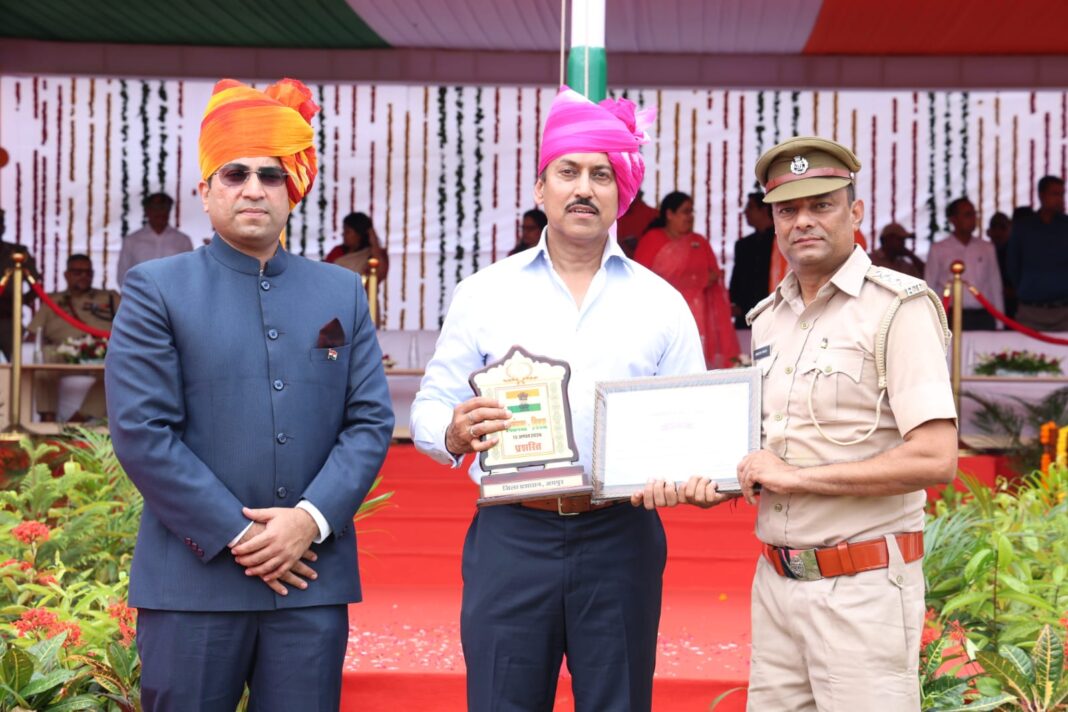 रोड सेफ्टी जागरूकता में उत्कृष्ट कार्य, इंस्पेक्टर दिनेश सिंह सम्मानित रोड सेफ्टी जागरूकता में उत्कृष्ट कार्य, इंस्पेक्टर दिनेश सिंह सम्मानित